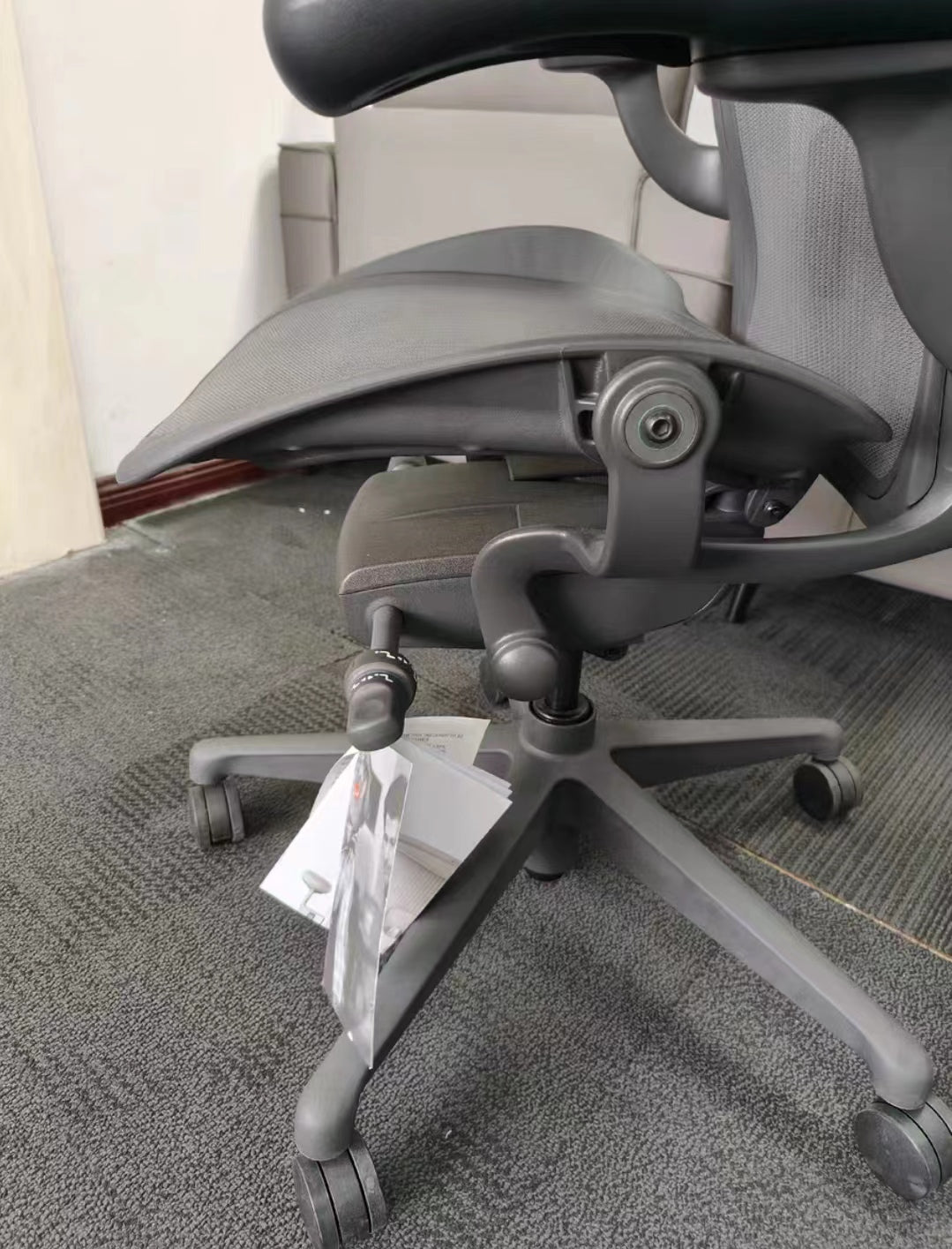 Ergonomic chair M17948
